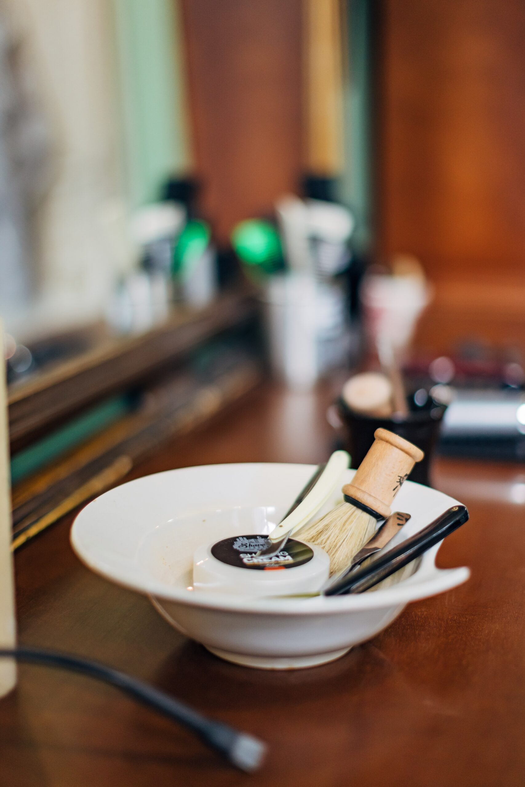 Hot towel shave and haircuts_brijanje brade britvom, vruć peškir